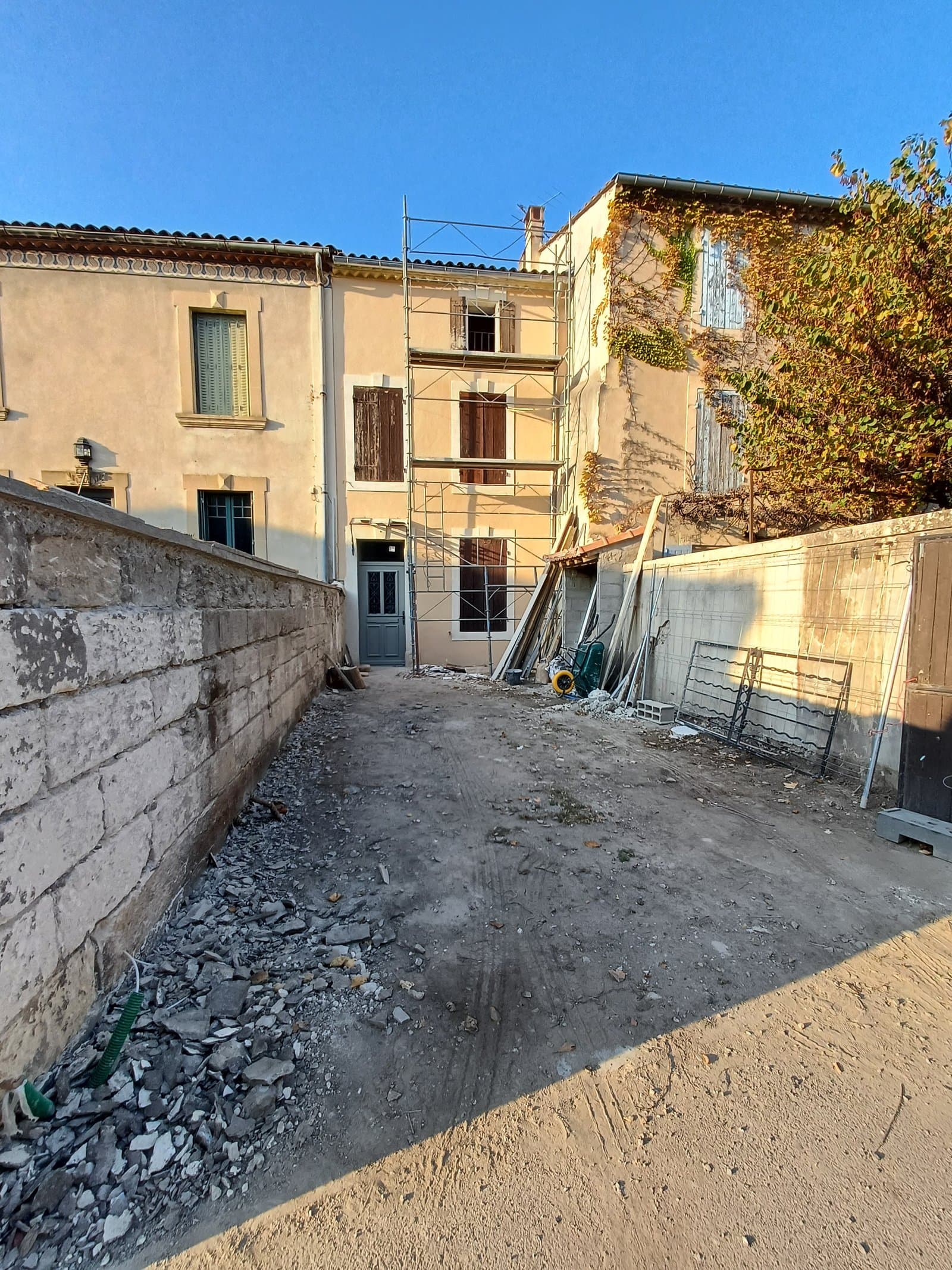 Maison de ville provençale à Graveson avec cour intérieure, murs en pierre, bâtiment en rénovation